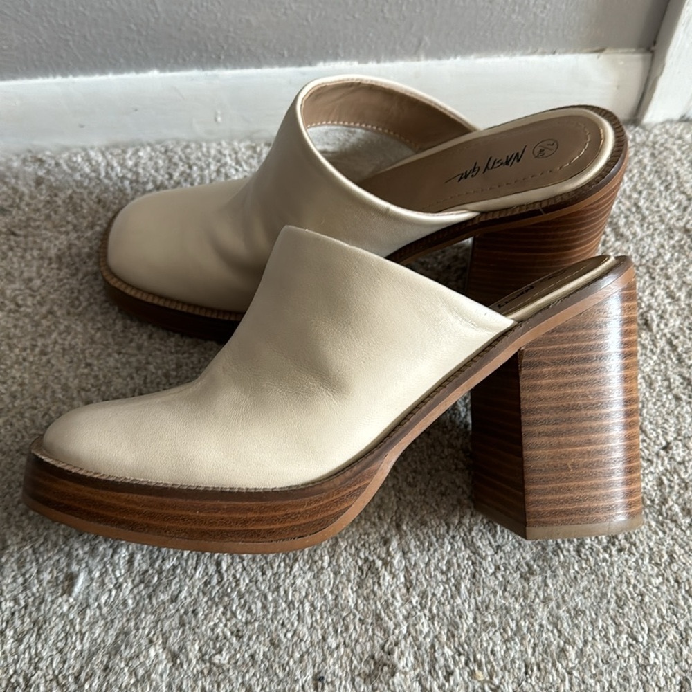 Nasty Gal Cream/Brown Clogs